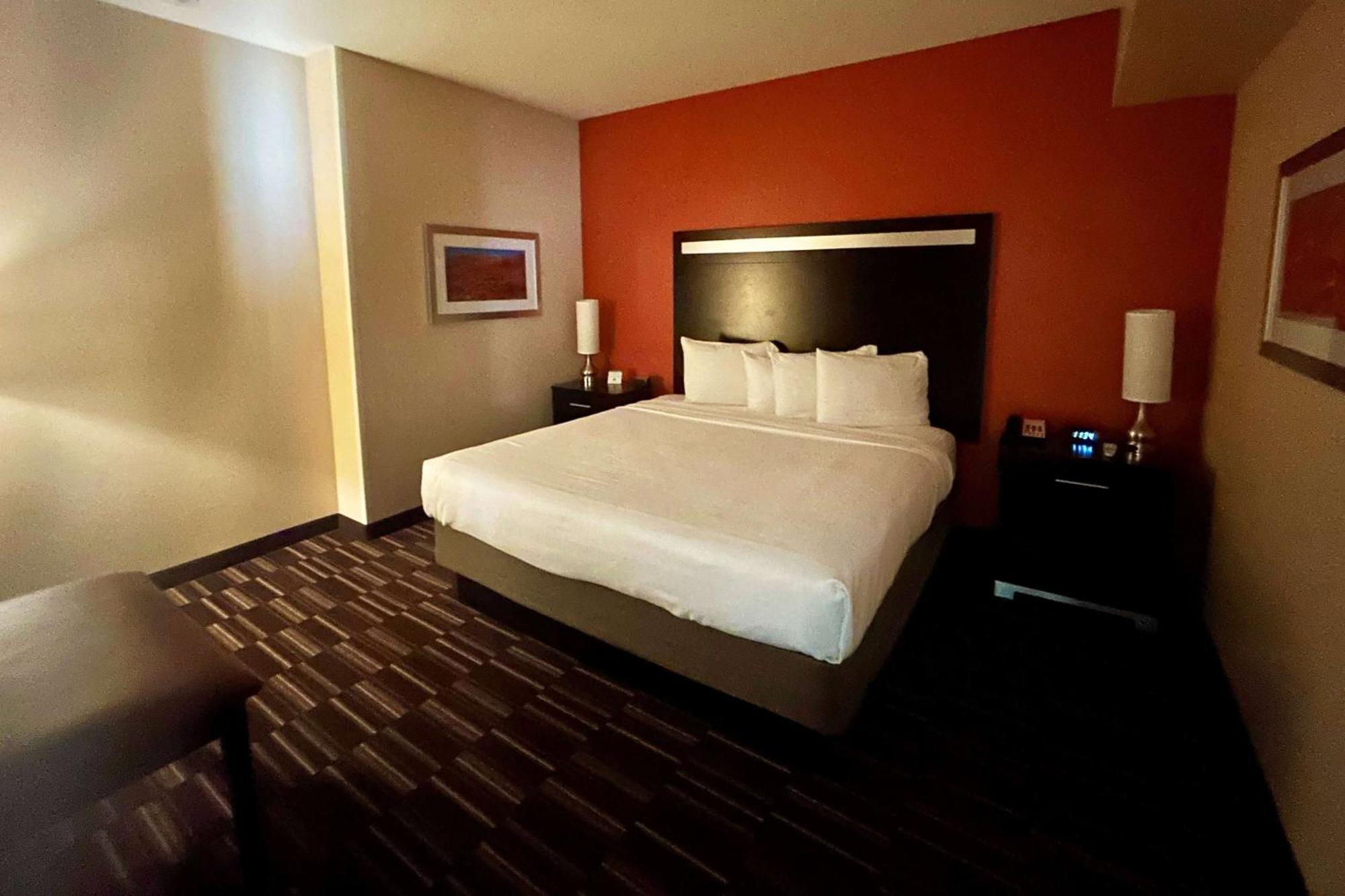 Hotel Western Desert Poppy Lancaster